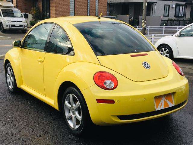 2010 Volkswagen New Beetle – thumbnail 4