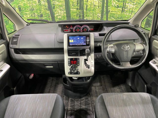 2010 Toyota Voxy – thumbnail 2