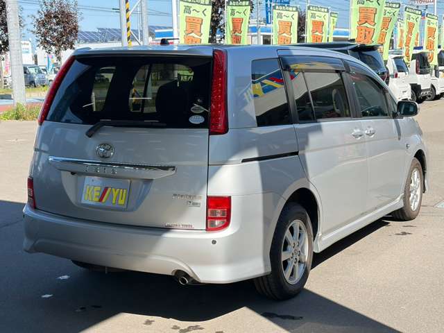 2011 Toyota Isis – thumbnail 3