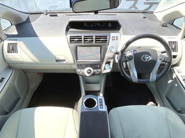 2011 Toyota Prius Alpha – thumbnail 2