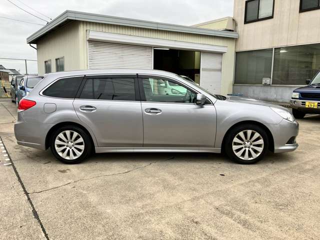 2010 Subaru Legacy Touring Wagon – thumbnail 2