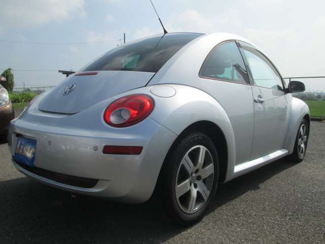 2005 Volkswagen New Beetle – thumbnail 4