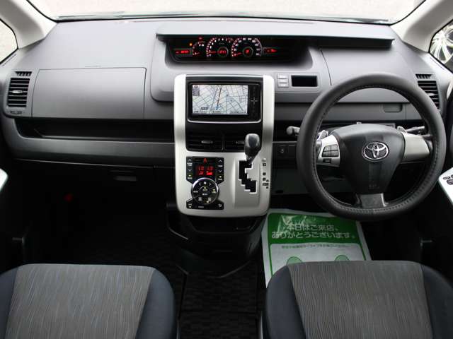 2010 Toyota Noah – thumbnail 4