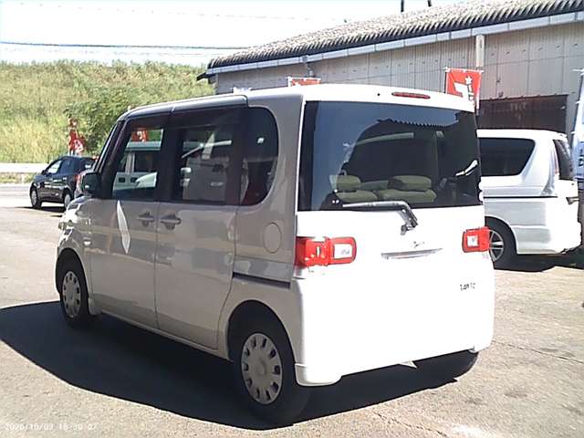 2010 Daihatsu Tanto – thumbnail 4