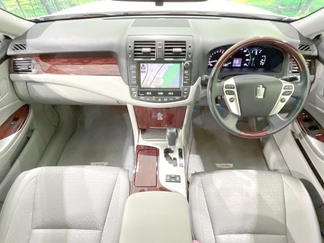 2010 Toyota Crown Royal – thumbnail 2
