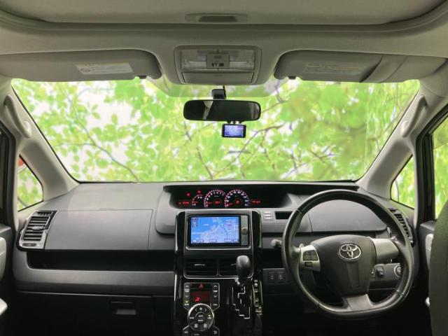 2011 Toyota Voxy – thumbnail 2