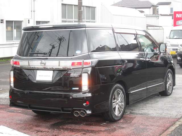 2011 Nissan Elgrand – thumbnail 2