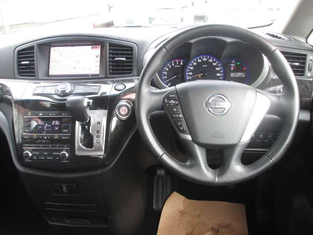 2011 Nissan Elgrand – thumbnail 4