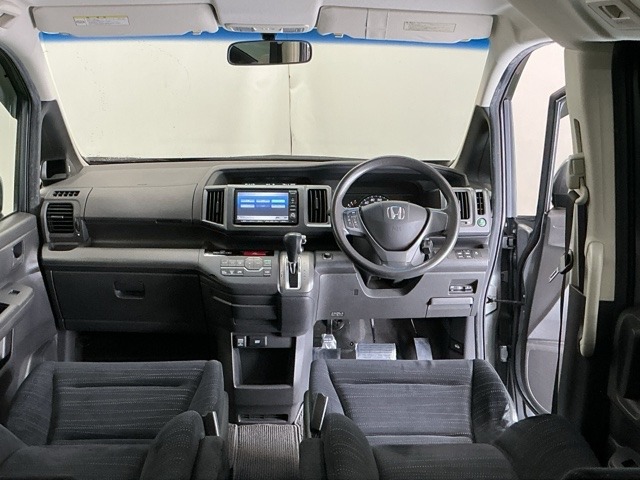 2011 Honda Stepwgn – thumbnail 2