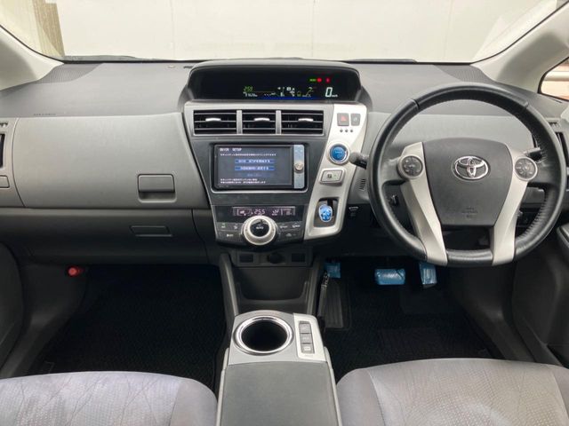 2011 Toyota Prius Alpha – thumbnail 2