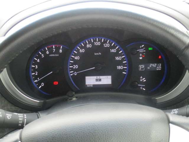 2011 Nissan Elgrand – thumbnail 3