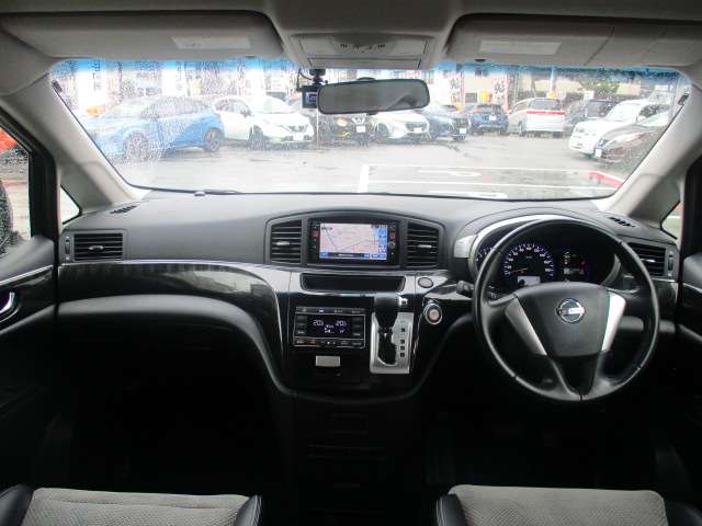 2011 Nissan Elgrand – thumbnail 4