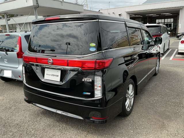 2010 Nissan Elgrand – thumbnail 2
