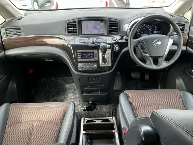 2010 Nissan Elgrand – thumbnail 3