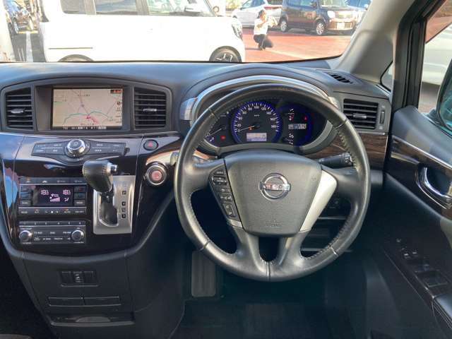 2011 Nissan Elgrand – thumbnail 4