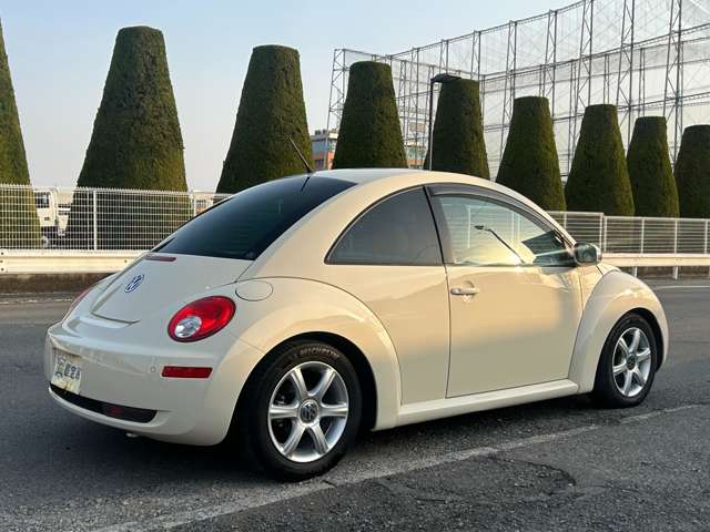 2010 Volkswagen New Beetle – thumbnail 2