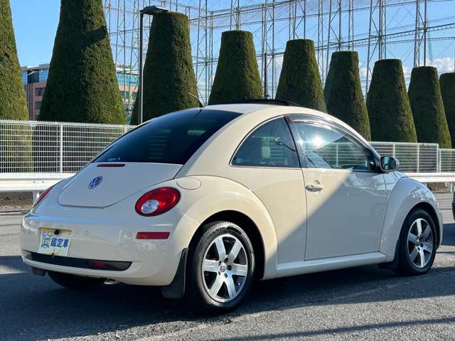 2008 Volkswagen New Beetle – thumbnail 2