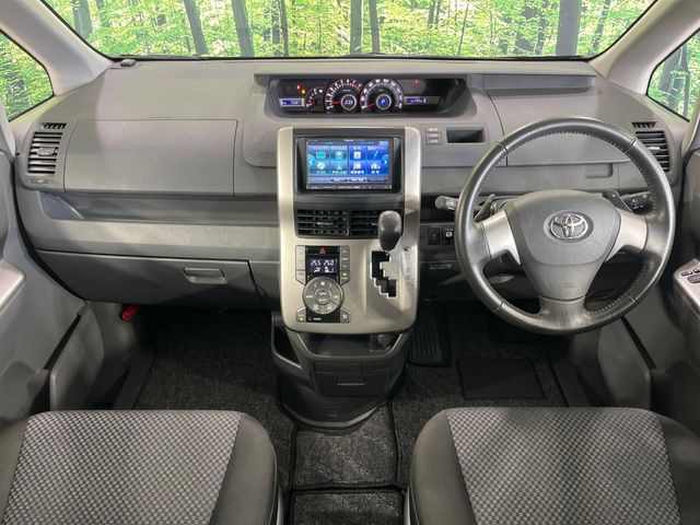 2010 Toyota Noah – thumbnail 2