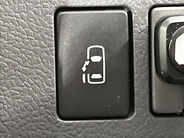 2010 Toyota Noah – thumbnail 4