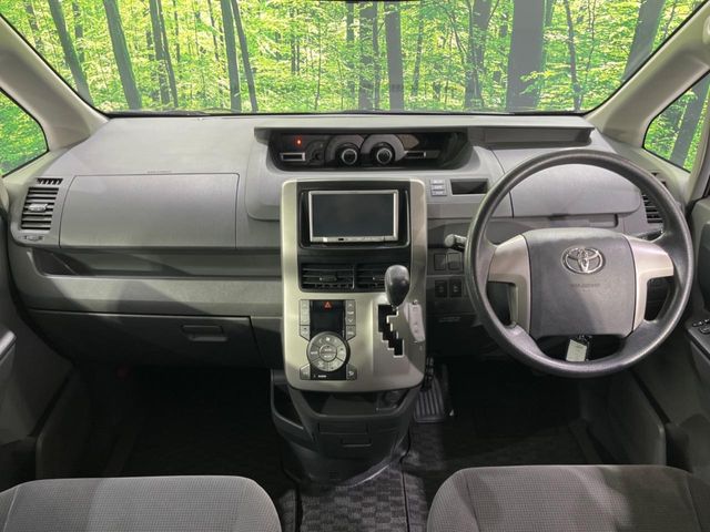 2010 Toyota Voxy – thumbnail 2