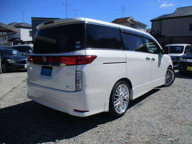 2011 Nissan Elgrand – thumbnail 2
