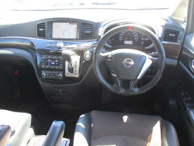 2011 Nissan Elgrand – thumbnail 3
