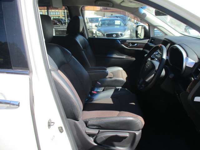 2011 Nissan Elgrand – thumbnail 4
