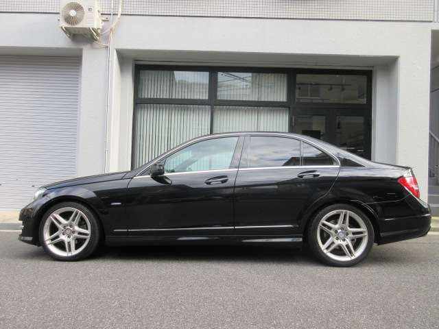 2011 Mercedes-Benz C-Class – thumbnail 2