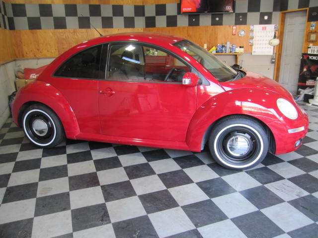 2008 Volkswagen New Beetle – thumbnail 3