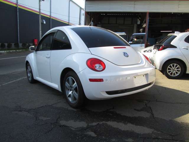 2009 Volkswagen New Beetle – thumbnail 3