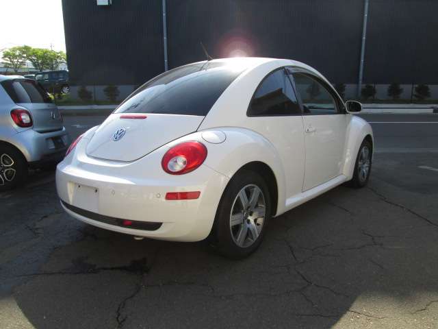 2009 Volkswagen New Beetle – thumbnail 4