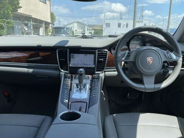 2011 Porsche Panamera – thumbnail 2