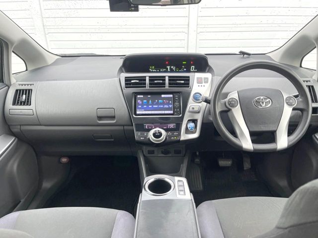 2011 Toyota Prius Alpha – thumbnail 2