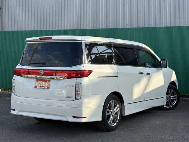 2010 Nissan Elgrand – thumbnail 2