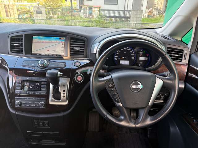 2010 Nissan Elgrand – thumbnail 4