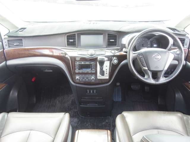 2011 Nissan Elgrand – thumbnail 2