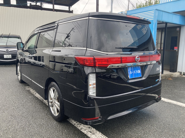 2011 Nissan Elgrand – thumbnail 4