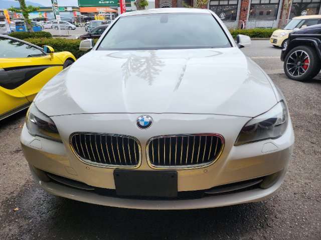 2011 BMW 5 Series – thumbnail 2