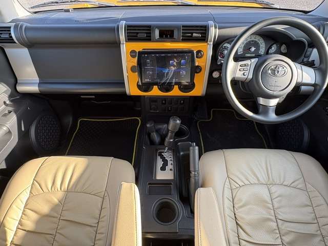 2011 Toyota FJ Cruiser – thumbnail 3