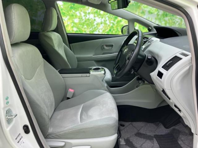 2011 Toyota Prius Alpha – thumbnail 2