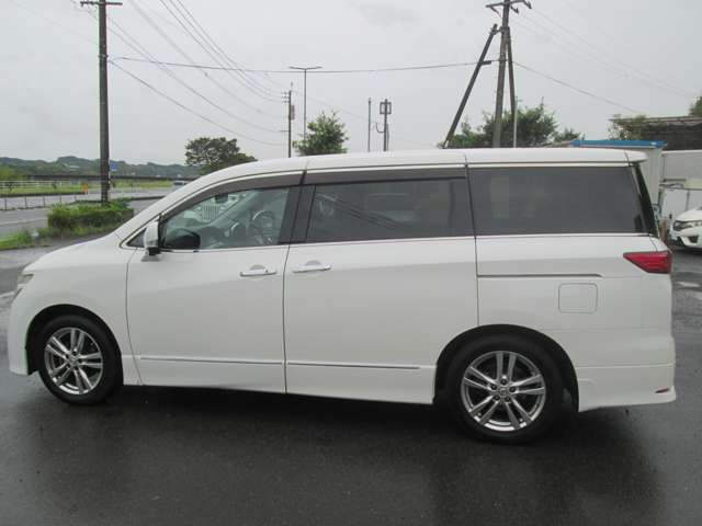 2011 Nissan Elgrand – thumbnail 4