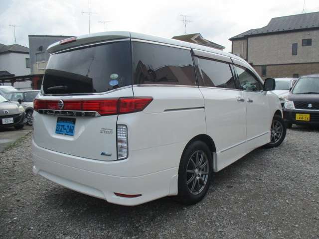 2011 Nissan Elgrand – thumbnail 2