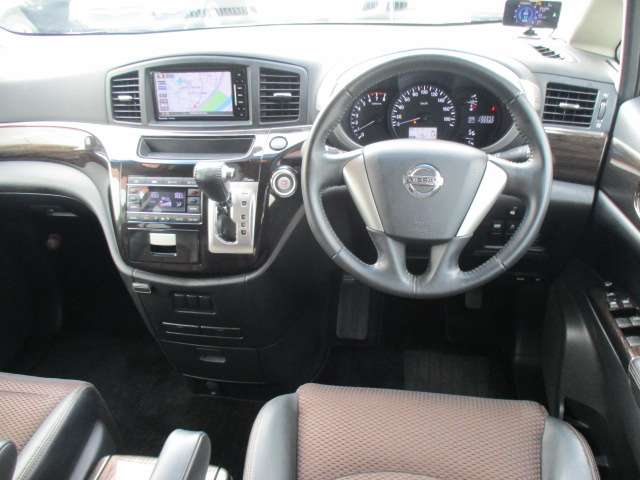 2011 Nissan Elgrand – thumbnail 3