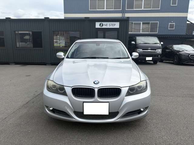 2010 BMW 3 Series – thumbnail 2