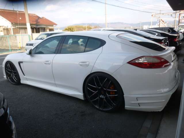 2010 Porsche Panamera – thumbnail 2