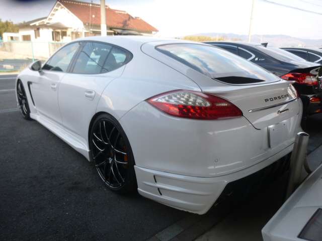 2010 Porsche Panamera – thumbnail 3