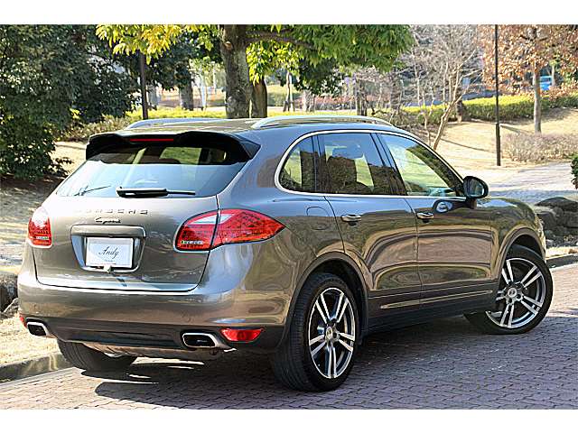 2011 Porsche Cayenne – thumbnail 2