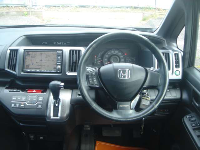 2011 Honda Stepwgn – thumbnail 3