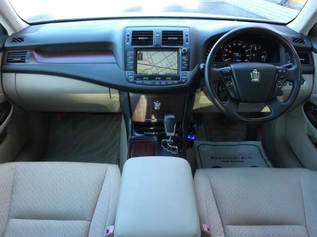 2009 Toyota Crown Royal – thumbnail 4
