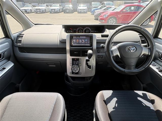 2009 Toyota Voxy – thumbnail 4
